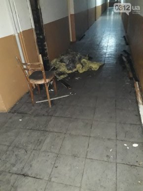 Батьки з дітьми тікали на вулицю: вночі в Ужгороді сталася пожежа в гуртожитку – 02