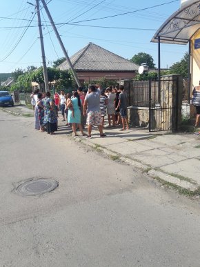Ужгородські роми ледь не вчинили самосуд над чоловіком, який побив неповнолітнього рома – 02 Ужгородські роми ледь не вчинили самосуд над чоловіком, який побив неповнолітнього рома – 02