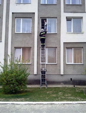 Мукачівські рятувальники ліквідовували пожежу у ЗОШ №13 – 03