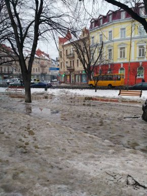 Тротуари Ужгорода залиті водою, людям пересуватись дуже важко – 01