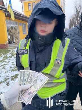 На Закарпатті викрили двох "поліцейських-перевертнів", які скоїли ганебний злочин – 03