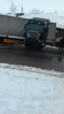 Вантажівка в’їхала у кафе: перші подробиці – 03