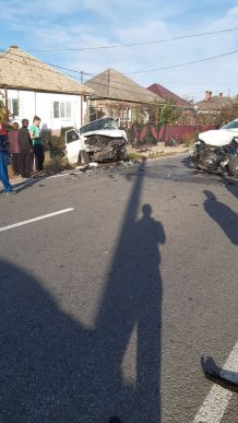 У селі Страбичово лоб у лоб зіткнулись 2 авто. Опубліковано відео – 01