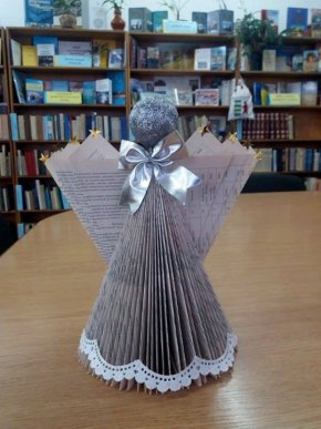 Ужгородські бібліотекарі створили святкові ялинки та сніговика зі 160 книг – 06 Ужгородські бібліотекарі створили святкові ялинки та сніговика зі 160 книг – 06