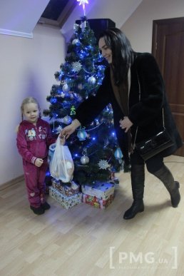 Мукачівські благодійники завітали з подарунками до маленьких переселенців – 06