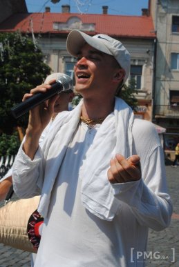 У центрі Мукачева виступають кришнаїти – 12