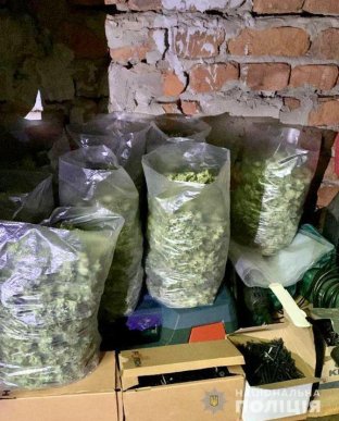 Обшук у закарпатському селі: поліцейські показали відео – 07