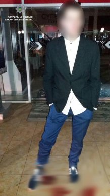 Хлопець наробив біди у торговому центрі – 01