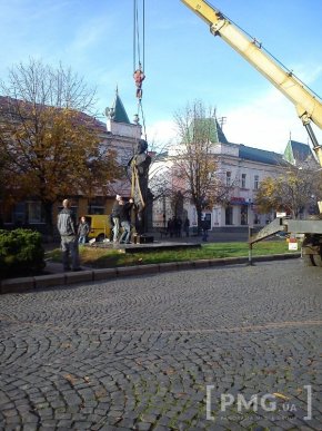 У центрі Мукачева демонтовують пам’ятник Мігаю Мункачі – 05