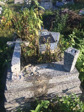 У селі на Перечинщині невідомі пошкодили 13 надгробних плит і дев’ять хрестів – 01 У селі на Перечинщині невідомі пошкодили 13 надгробних плит і дев’ять хрестів – 01