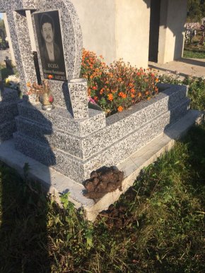 У селі на Перечинщині невідомі пошкодили 13 надгробних плит і дев’ять хрестів – 03 У селі на Перечинщині невідомі пошкодили 13 надгробних плит і дев’ять хрестів – 03