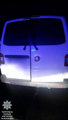 Патрульні зупинили мікроавтобус, водій якого може бути причетний до крадіжки медикаментів – 05