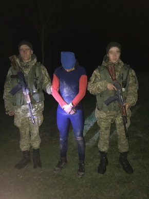 Хлопці намагалися переправити контрабанду річкою – 02