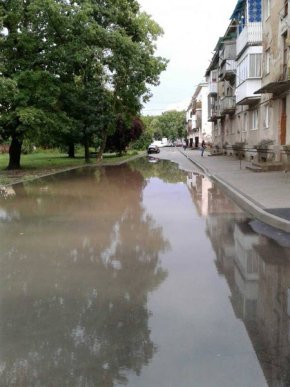 Негода створила у Мукачеві водні атракціони для дітей – 02