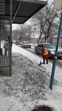 Працює 6 комплексних дорожніх машин: як Ужгород розчищають від снігу – 03