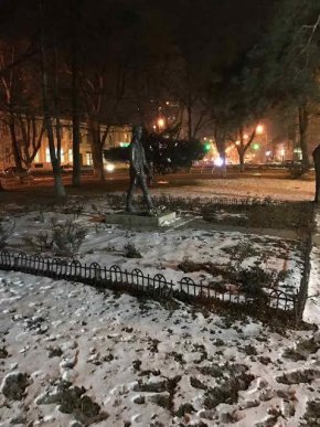 На площі Шандора Петефі в Ужгороді встановлені додаткові прожектори – 01