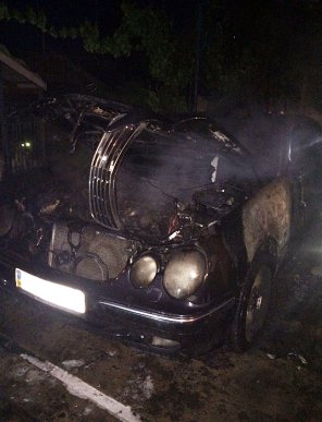 В одному із сіл на Ужгородщині вночі згоріли три автомобілі та трактор – 03