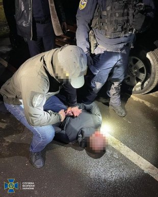 Спеціалізувались на "вибиванні" грошей: в області затримали небезпечну банду – 04
