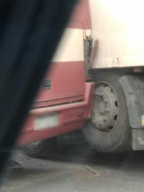 На виїзді з Мукачева автобус не розминувся з вантажівкою – 04