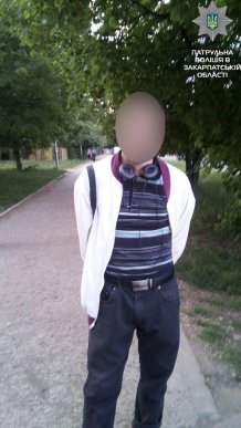 Вулицями Ужгорода розгулював чоловік, у якого був пістолет – 02