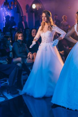 Мода заради життя: на Закарпатті відбувся ІІІ-й благодійний показ мод дизайнерки Роксолани Новак – 33