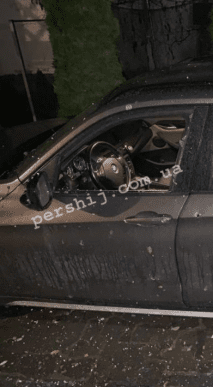 На подвір’я підприємця кинули гранати: з’явились фото з місця події – 03