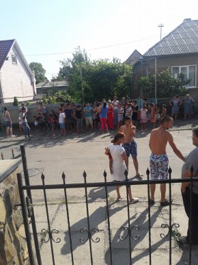 Ужгородські роми ледь не вчинили самосуд над чоловіком, який побив неповнолітнього рома – 05 Ужгородські роми ледь не вчинили самосуд над чоловіком, який побив неповнолітнього рома – 05