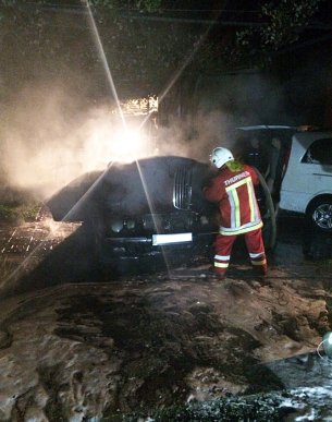 В одному із сіл на Ужгородщині вночі згоріли три автомобілі та трактор – 04