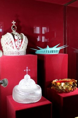 В Ужгороді презентували унікальну колекцію головних символів влади різних держав і епох – корони світу – 05