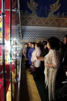 В Ужгороді презентували унікальну колекцію головних символів влади різних держав і епох – корони світу – 03