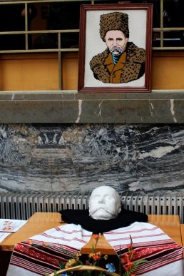 В Ужгороді представили оригінальні марку та конверт, виготовлені до 70-річчя створення Закарпатської області – 02