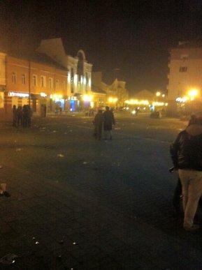 Центр Хуста після святкування Нового року "заполонили" маса різного непотребу і битого скла – 04