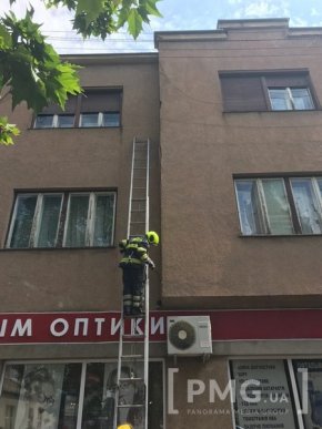 У Мукачеві на голови людей падала штукатурка – 05