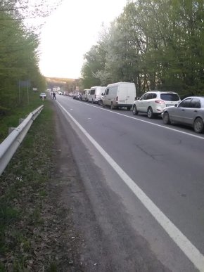 На двох пунктах пропуску на кордоні зі Словаччиною спостерігаються кілометрові черги – 05