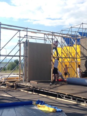 Біля Ужгорода будують сцену для Петра Порошенка – 01