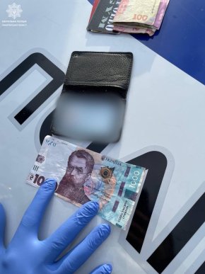 Закарпатець розрахувався в магазині за алкоголь: довелося викликати поліцію – 01 Закарпатець розрахувався в магазині за алкоголь: довелося викликати поліцію – 01