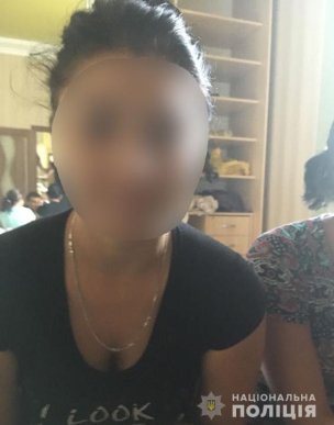 Поліцейські "кришували" вокзальних злодійок, а ті ділились половиною награбованого – 03