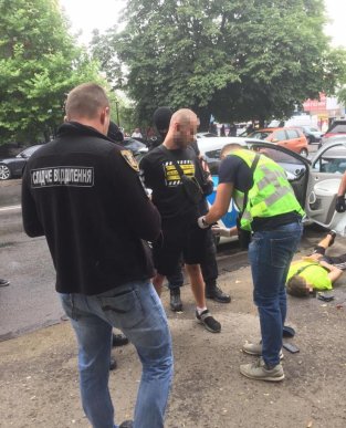 Спецоперація в Ужгороді: відомо, кого затримали – 01