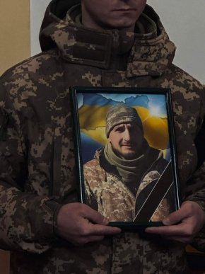 Мукачівці навколішках прощалися із полеглим Героєм – 02