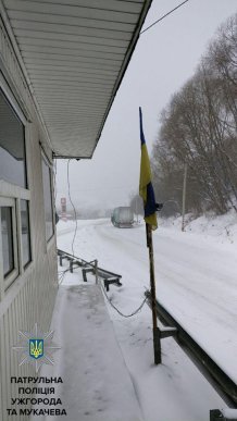 Через сильні снігопади на трасах "Київ-Чоп" та "Мукачево-Рогатин" тимчасово обмежили рух вантажівок – 02