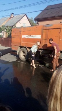 Ольга Фреймут завітала до Хуста та пройшлася на каблуках по місцевих калюжах – 05