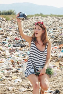 На сміттєзвалищі поблизу Хуста дівчата влаштували фотосесію – 03