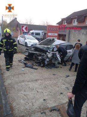 Водійку затисло в салоні: на Закарпатті сталась моторошна аварія – 02 Водійку затисло в салоні: на Закарпатті сталась моторошна аварія – 02