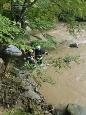 На Закарпатті чоловік впав із крутого схилу в річку – 02