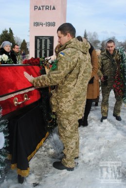 Мукачівці попрощались із загиблим військовим 128-ої бригади Сергієм Вербицьким (ФОТОРЕПОРТАЖ) – 06