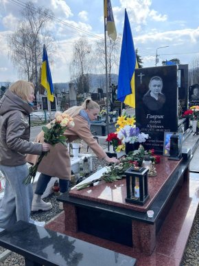 Залишились дружина і діти: у Мукачеві вшанували пам’ять полеглого Героя – 02