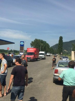 Активісти, які перекривали дорогу в селі Сасово, вдались до більш радикальних дій – 01