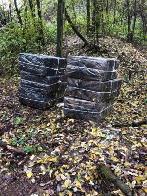 Контрабандисти покинули біля кордону шість ящиків сигарет – 01 Контрабандисти покинули біля кордону шість ящиків сигарет – 01