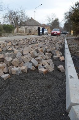 На вулиці Петефі у Мукачеві укладають бруківку – 03