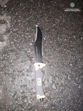 Вночі патрульні зупинили підозрілих чоловіків. У машині знайшли зброю – 03